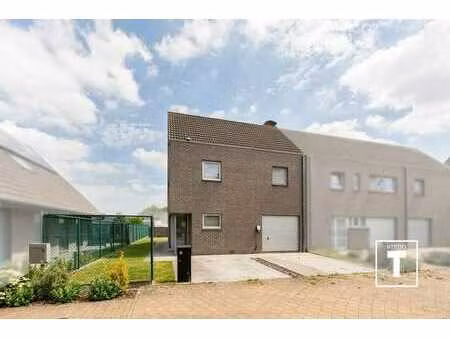 moderne halfopen bebouwing in rustige wijk!