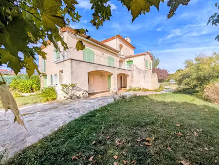 villa d'architecte composée de 2 appartements sur un terrain de plus de 2656 m2