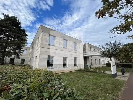 location bureau 229 m² à bron (69500)
