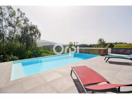 villa contemporaine avec piscine chauffée  vue panoramique sur les pyrénées et prestations