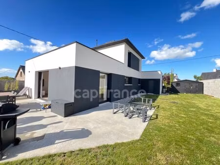 exclusivité – élégante maison contemporaine aux prestations soignées  à deux pas du bourg.