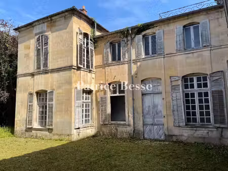a bar-le-duc  un hôtel particulier du 18e s. et son jardin.