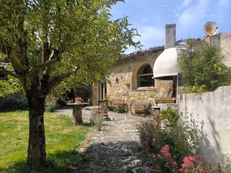 maison en pierre de 126 m2 terrain 5781 m2 + dependances+ gite