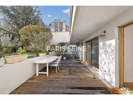 ** vaneau ** magnifique 2 pièces entièrement refait avec grande terrasse sur verdure !
