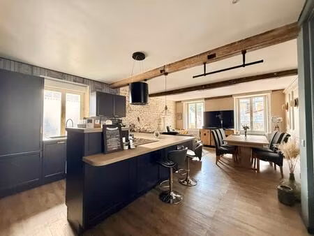 charmant appartement en triplex de trois chambres – alliance parfaite entre le cachet de l