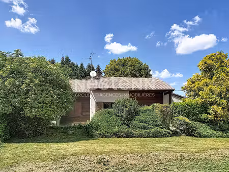exclusivite ! maison avec garage sur 1200 m2 environ de terrain clos à montregard