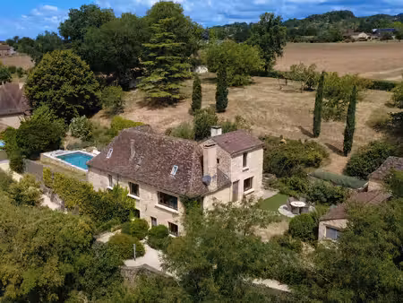 élégante propriété de style périgourdin avec dépendances et piscine  à proximité d'un...
