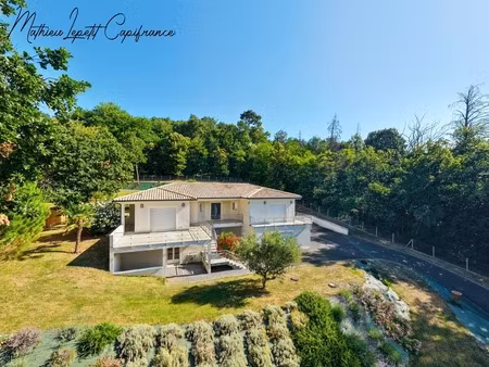 maison contemporaine de 253 m² avec piscine  garage isolé de 100 m² et terrain de 4 728 m²