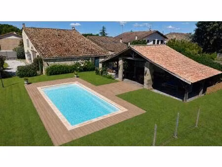 maison en pierre avec piscine et dépendances