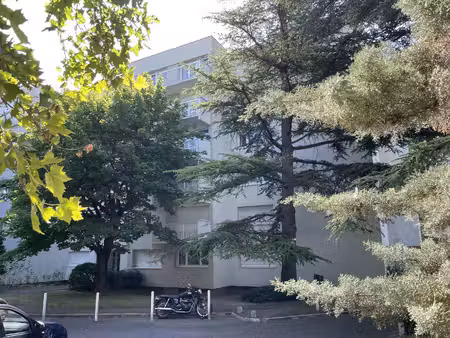 grand studio dans un bel environnement - parking