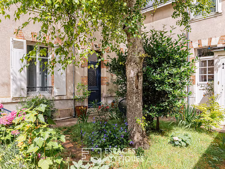 une maison familiale de charme avec cour-jardin et garage