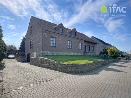 grande maison avec 4 ch  grand jardin  54 panneaux solaires