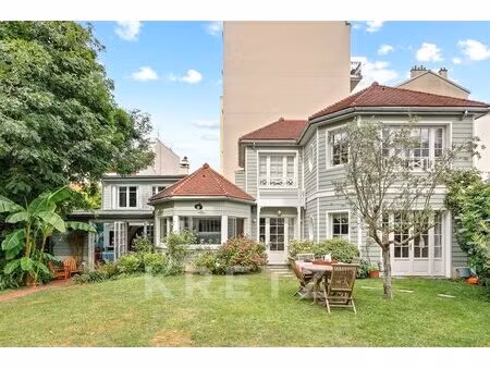 maison d'exception avec grand jardin et dépendance au coeur de c