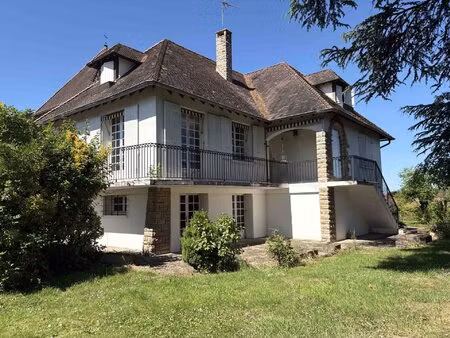 belle villa avec piscine sur vaste terrain