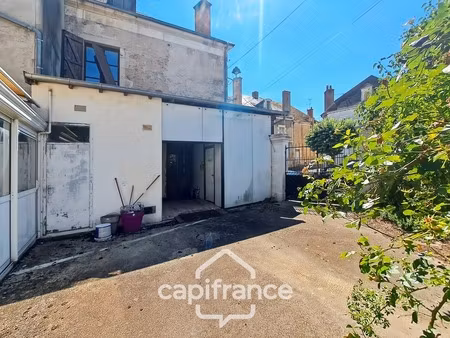 ancien bar-restaurant avec logement – fort potentiel au cœur de châteaumeillant