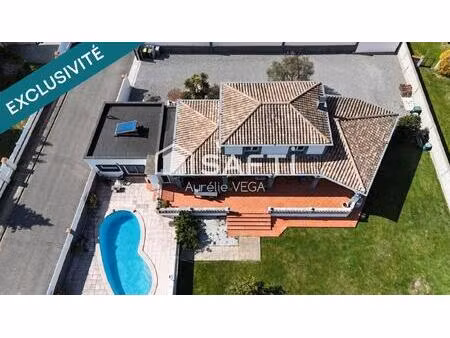 maison familiale avec piscine  studio indépendant et suite parentale