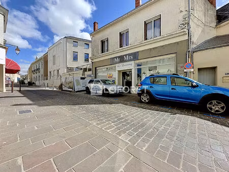 immeuble de rapport avec local commercial libre et appartement t3 loué avec garage - thoua