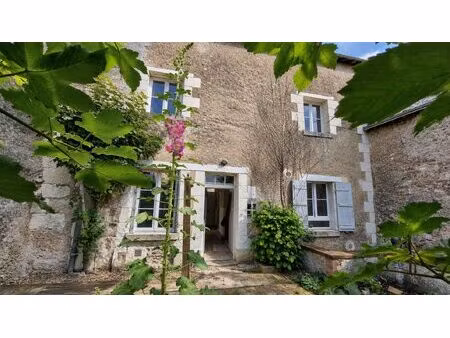a vendre authentique maison de bourg à rénover avec jardin d'e