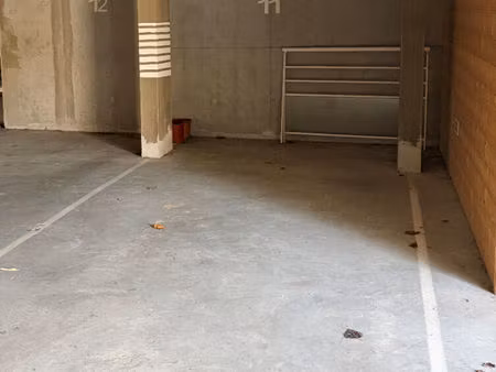 place de parking dans garage clos