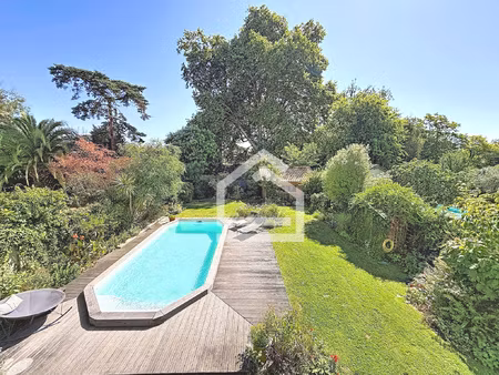 maison familiale des années 30 avec un beau jardin et une pi
