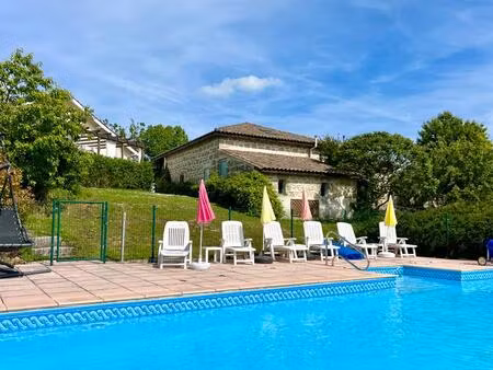 3 maisons comprenant 8 chambres  8 salles de bains  chauffées 11m x 5m caca