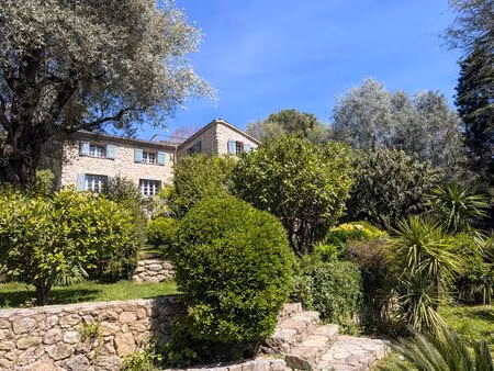mas provençal du xviᵉ siècle – propriété de caractère avec parc paysager  piscine