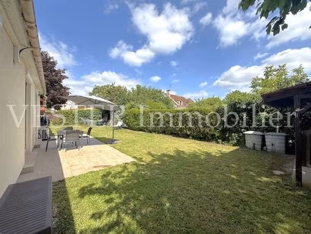 très agréable maison de plain-pied avec jardin sans vis à vis