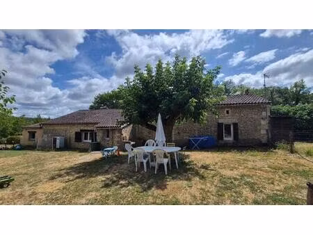 maison en pierre sur les hauteurs