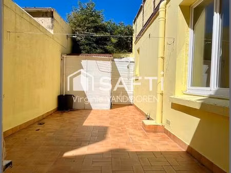 appartement de caractère avec cour  à deux pas de la mer