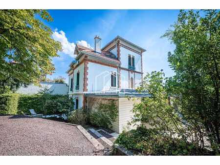 elégante maison familiale avec jardin  avec vaste terrasse et vue paris