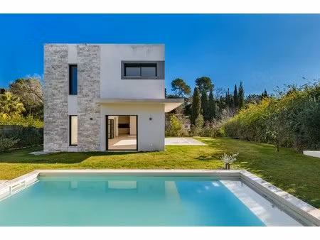 mougins - villa contemporaine neuve dans petit domaine privé