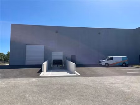 location local d'activités signes 1 300 m²