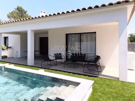 coup de cœur à forcalqueiret : villa de plain-pied avec chalet d'amis et piscine