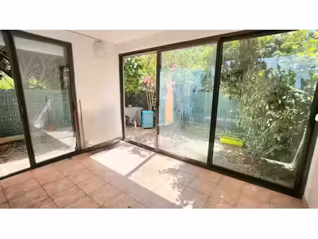 plan de cuques appartement t2 d’environ 49 m² avec véranda en