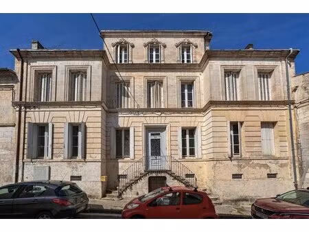 élégante demeure d'époque avec cinq maisons d'amis  située au cœur d’une petite ville