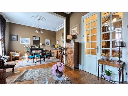 a vendre  rare à perigueux ! maison bourgeoise de charme avec jardin paysagé et volume...