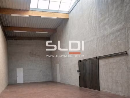 location local d'activités 194 m²