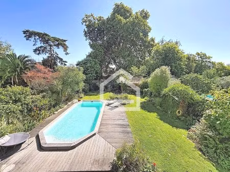 maison familiale des années 30 avec un beau jardin et une piscine.