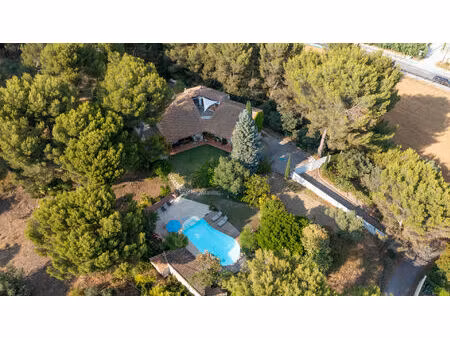 maison d'architecte spacieuse et calme à gignac-la-nerthe   avec piscine et grand terrain