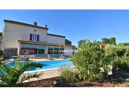 ancien corps de ferme rénové avec piscine  deux granges aménageables et dépendances