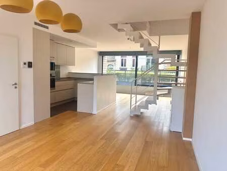 spacieux duplex lumineux avec 2 terrasses et parking
