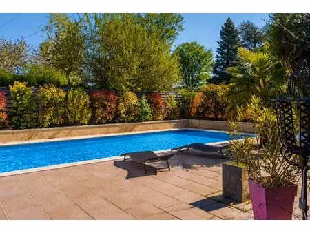 cadre de vie idéal : village avec commerces et école : 4 chambres et 2 salles d'eau -...