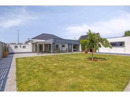 bungalow rénové et économe en énergie avec jardin ensoleillé