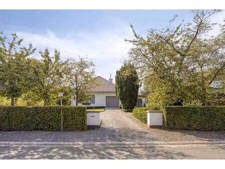 charmant bâtiment ouvert situé au calme sur 2 100 m² à aalte