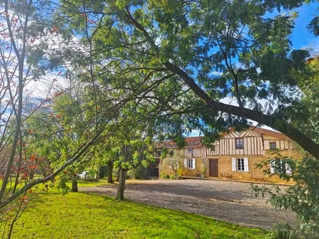 domaine plein de charme de 250m2 avec dépendances  gîtes dans un écrin de verdure proche d