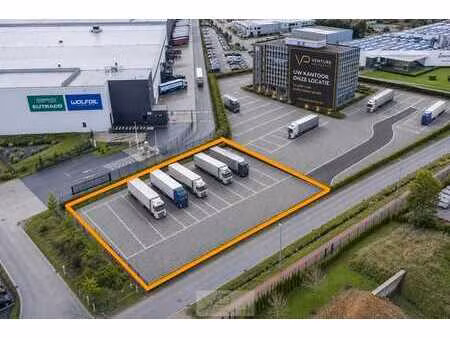 parking stratégique pour poids lourds et espace de stocka...