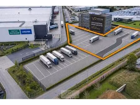 parking stratégique pour poids lourds et espace de stocka...