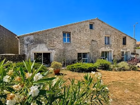 ancienne bergerie de caractère rénovée avec gîte indépendant et vue panoramique sur le val