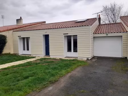 location maison 4 pièces 83 m² à les herbiers (85500)  880 €
