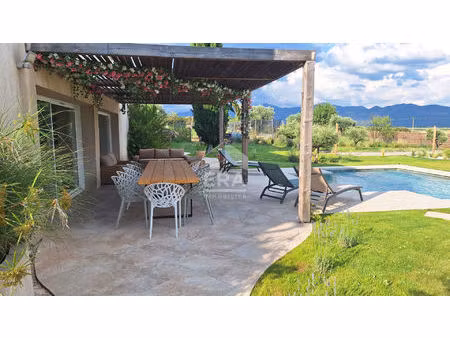 maison à vendre en provence proche aix en provence  avec vue et piscine.